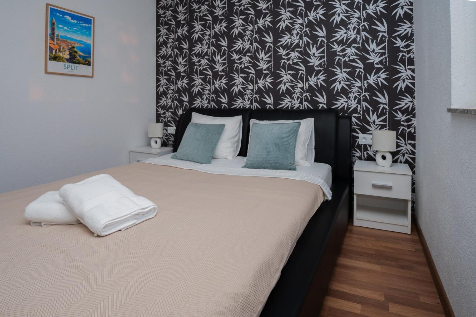 Sunny Hill Apartments With Rooftop Pool Целина Экстерьер фото