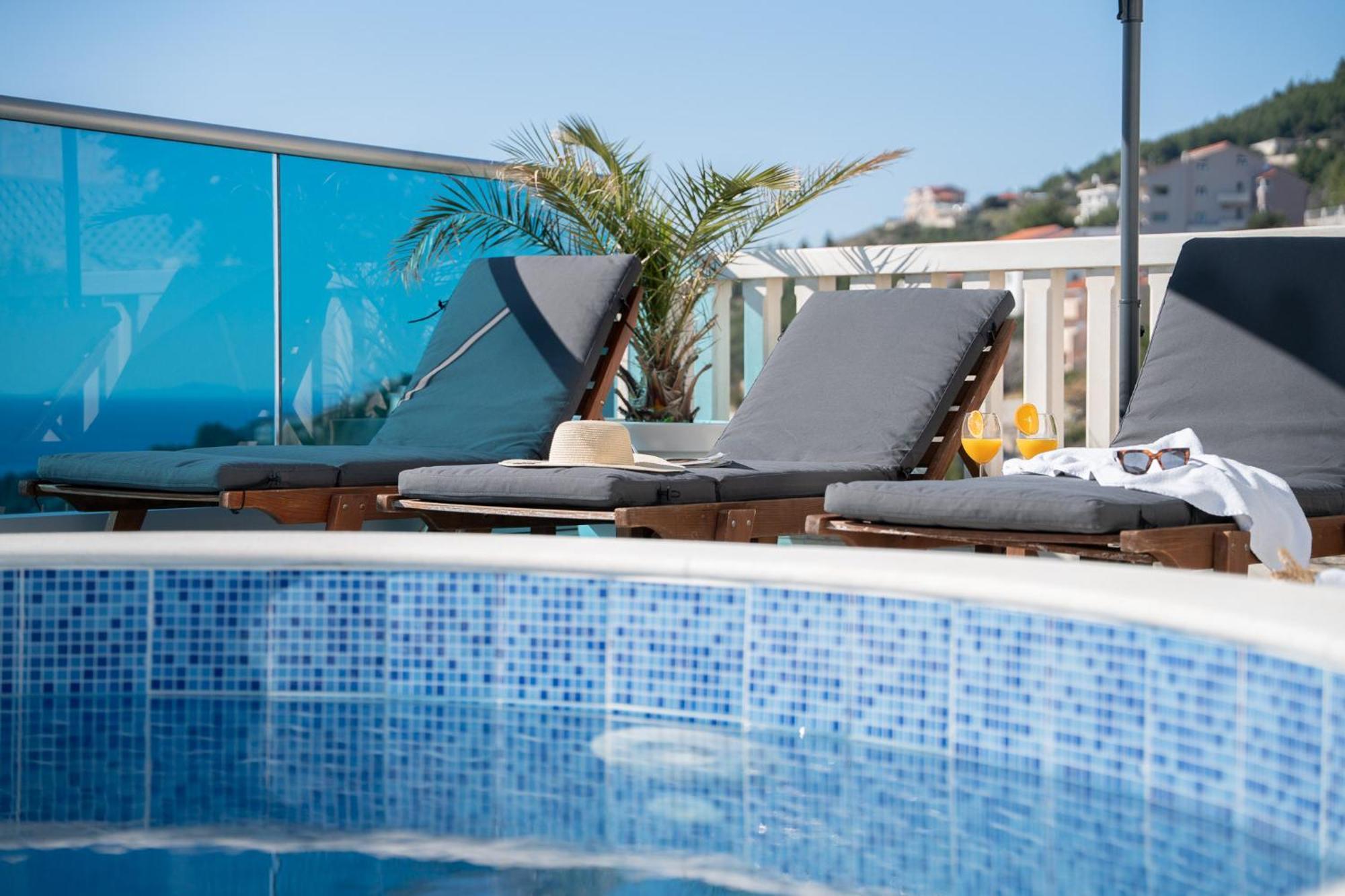 Sunny Hill Apartments With Rooftop Pool Целина Экстерьер фото