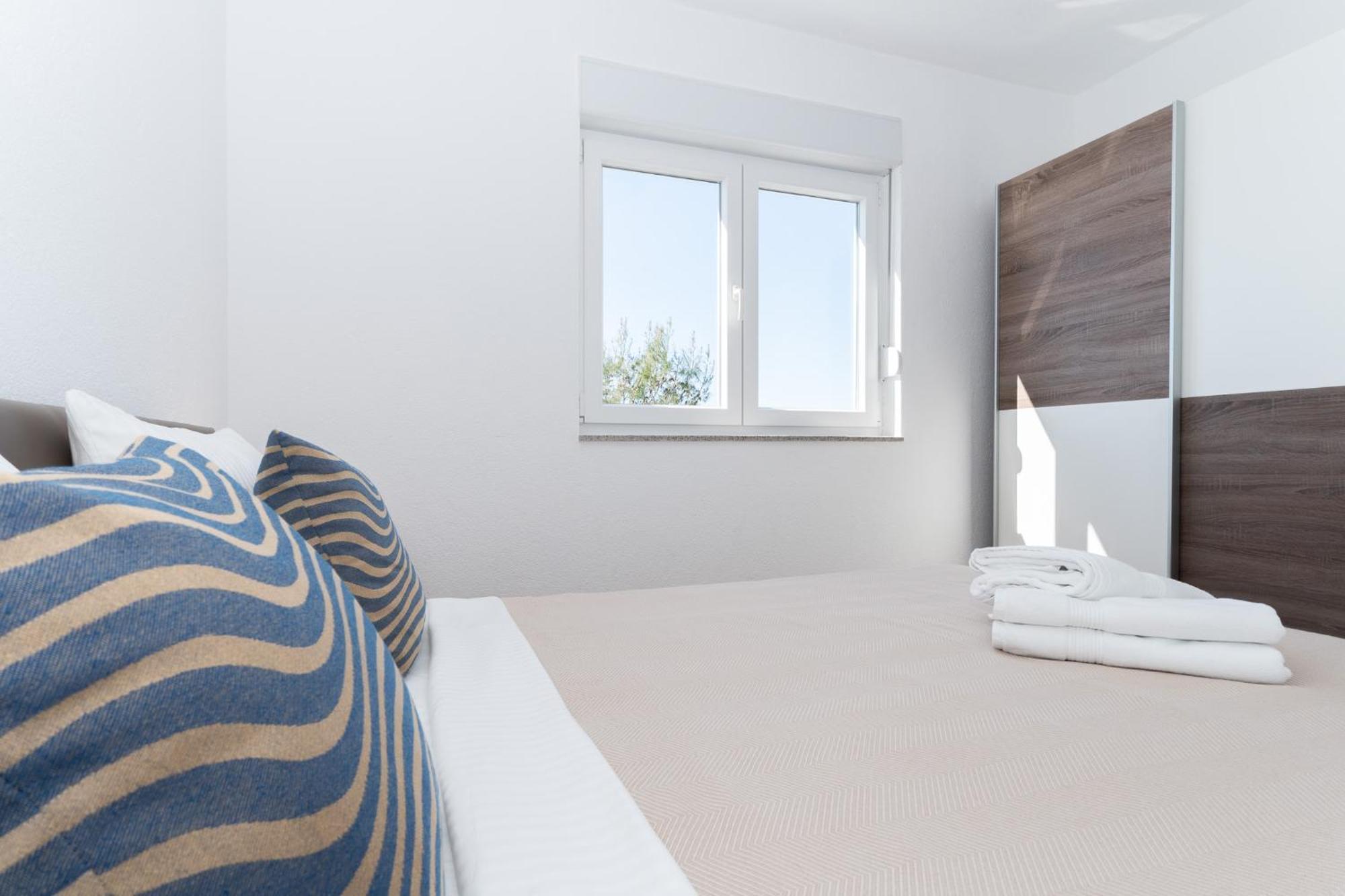 Sunny Hill Apartments With Rooftop Pool Целина Экстерьер фото